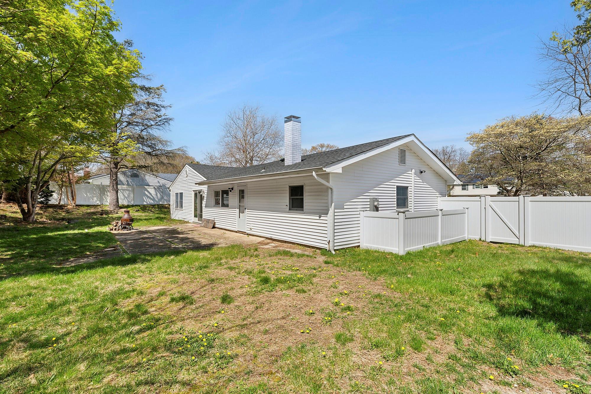 4 Wellsley Court, Coram, New York image 16