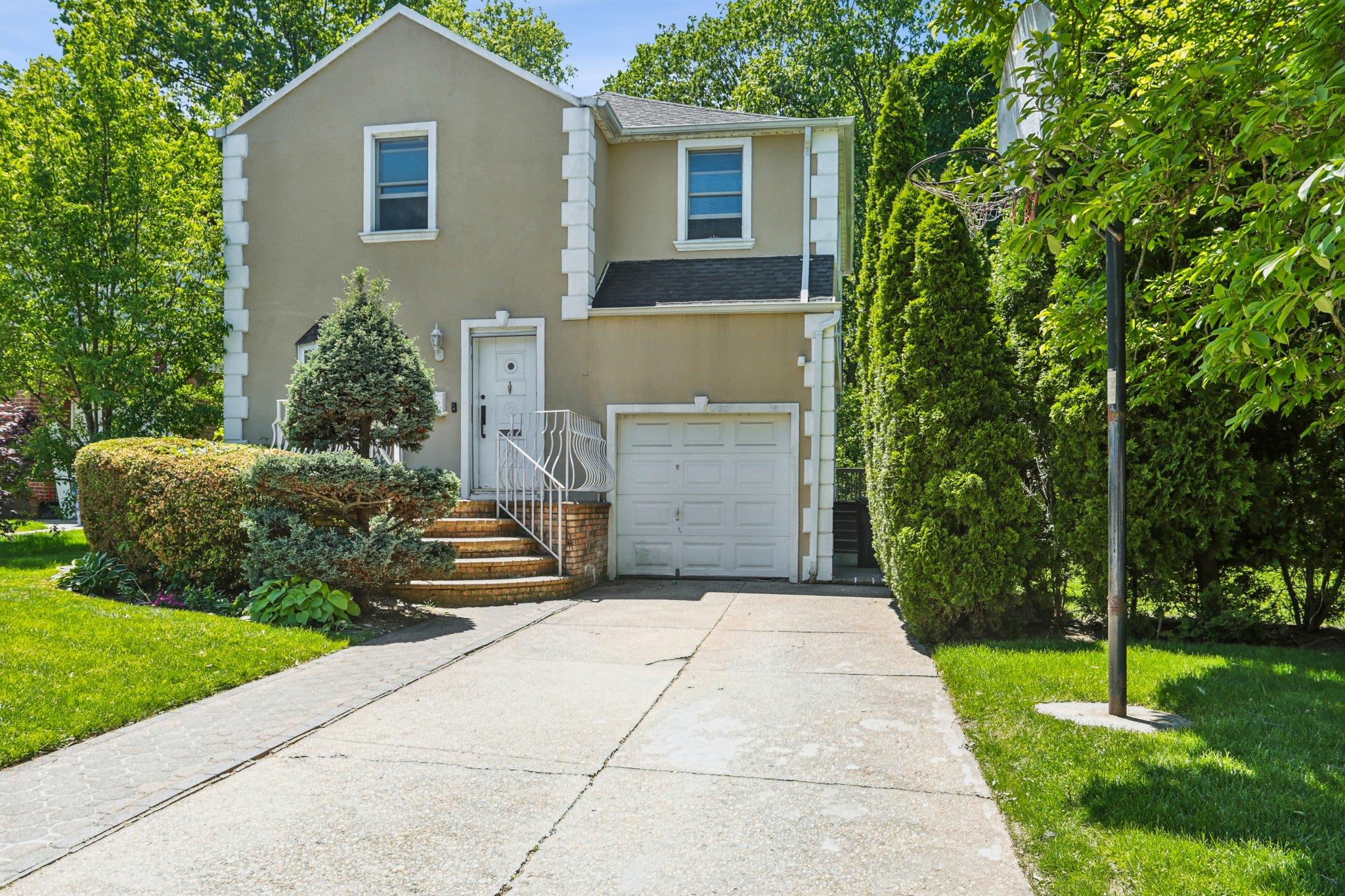 Property for Sale at 208th Street, Hollis Hills, Queens, NY - Bedrooms: 3 
Bathrooms: 2 
Rooms: 7  - $1,288,000