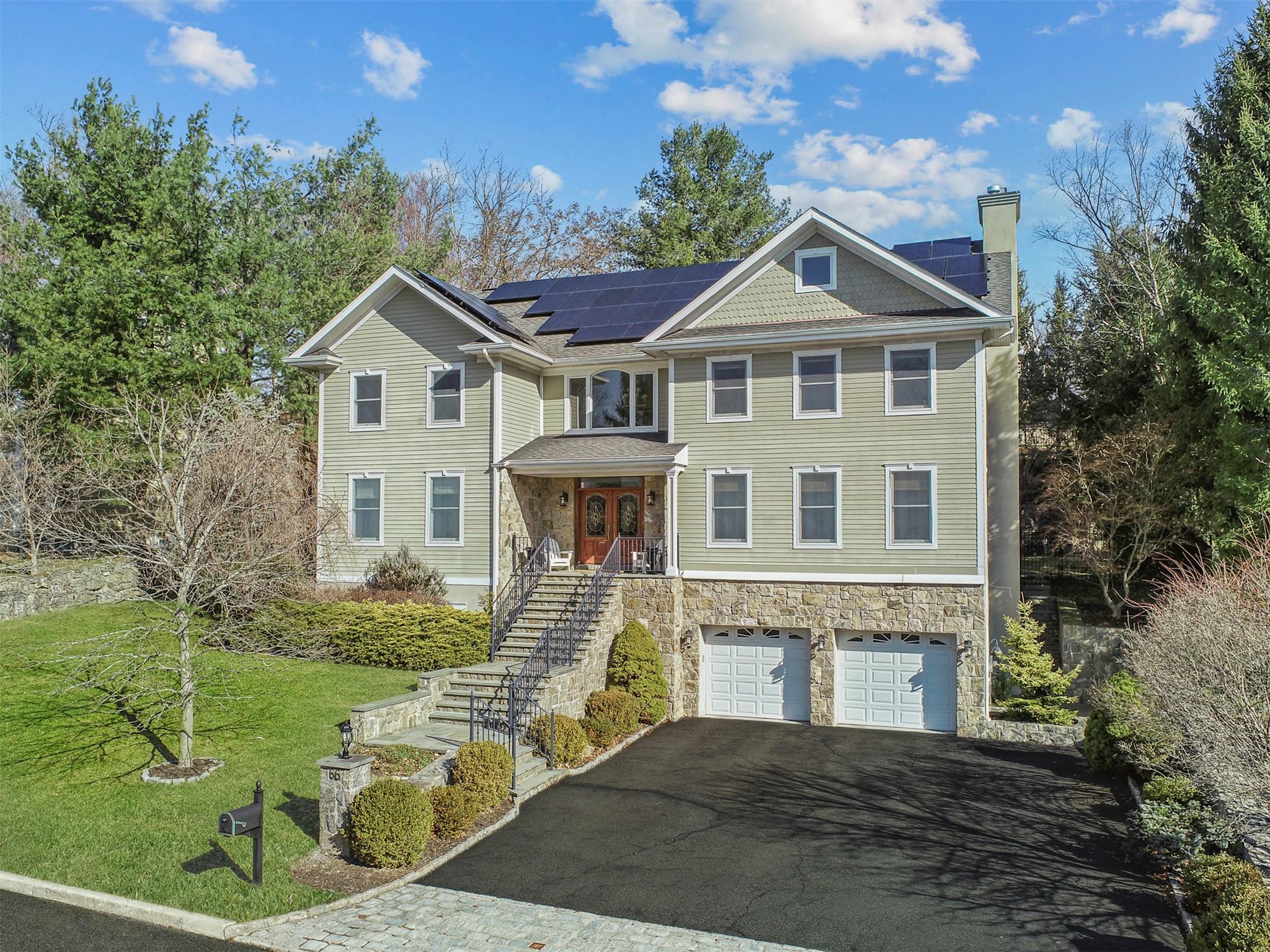 Roundabend Road, Tarrytown, New York - 4 Bedrooms  
5 Bathrooms  
10 Rooms - 