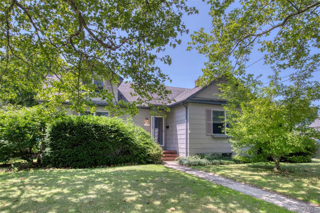 Photo of 1227 Roanoke Avenue, Riverhead, NY 11901 (MLS # 1036477)