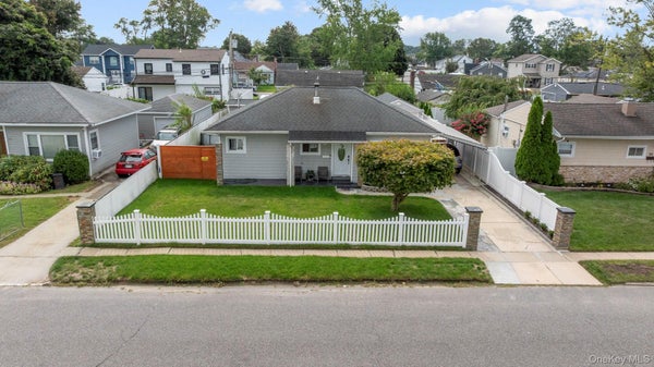27 CROYDON RD, AMITYVILLE, NY 11701 - Image 4a1c54db518e3ebbff592733db8234ea/542279976