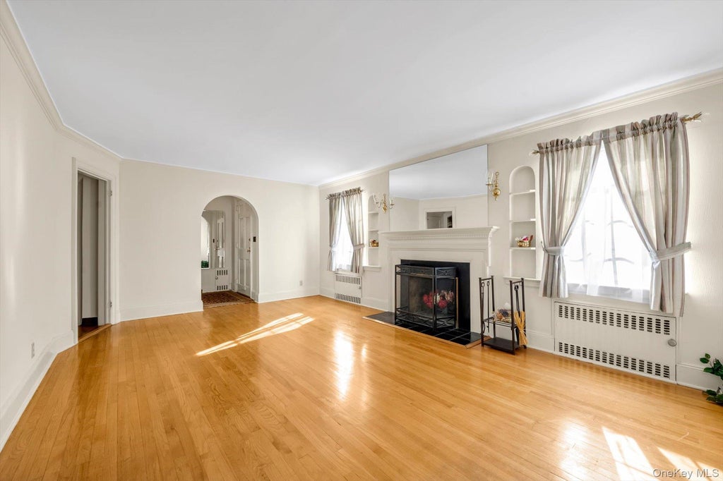 Photo of 23 Stonehenge Road, Manhasset, NY 11030 (MLS # 1065374)
