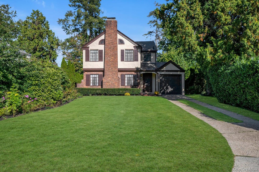 Photo of 23 Stonehenge Road, Manhasset, NY 11030 (MLS # 1065374)