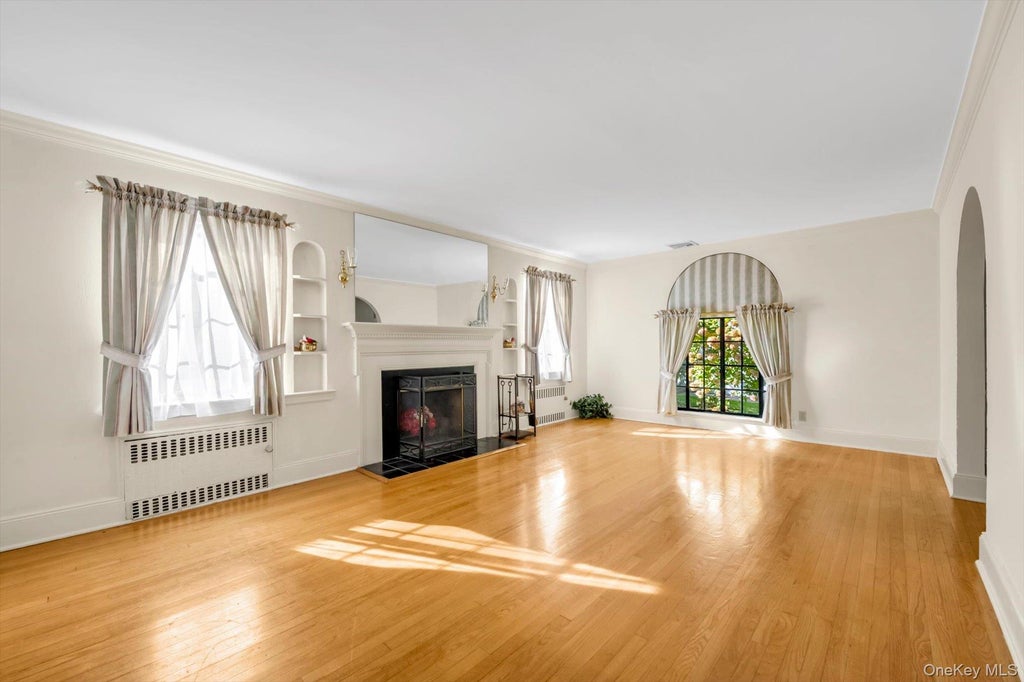 Photo of 23 Stonehenge Road, Manhasset, NY 11030 (MLS # 1065374)
