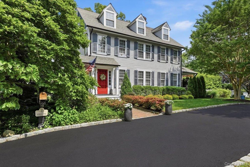 Photo of 39 Little East Neck Road S, Babylon, NY 11702 (MLS # 1012049)