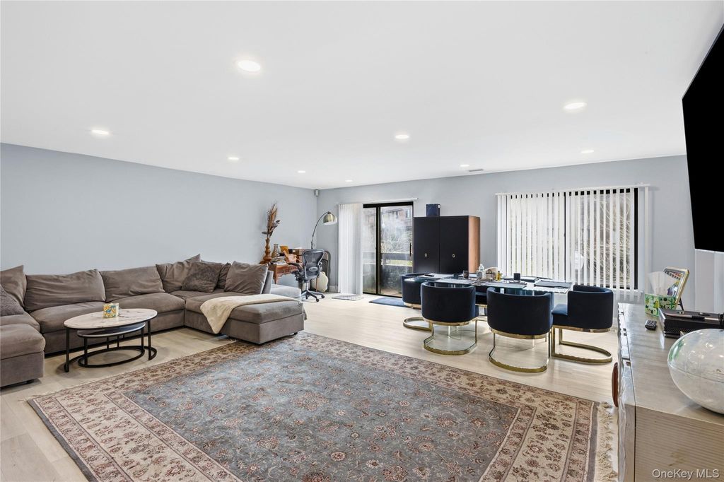 Photo of 63 Acorn Ponds Drive, Roslyn, NY 11576 (MLS # 971389)