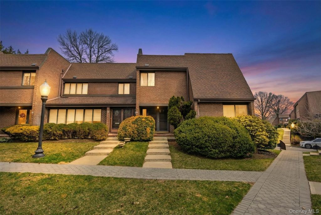 Photo of 63 Acorn Ponds Drive, Roslyn, NY 11576 (MLS # 971389)