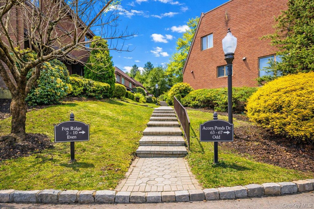 Photo of 63 Acorn Ponds Drive, Roslyn, NY 11576 (MLS # 971389)