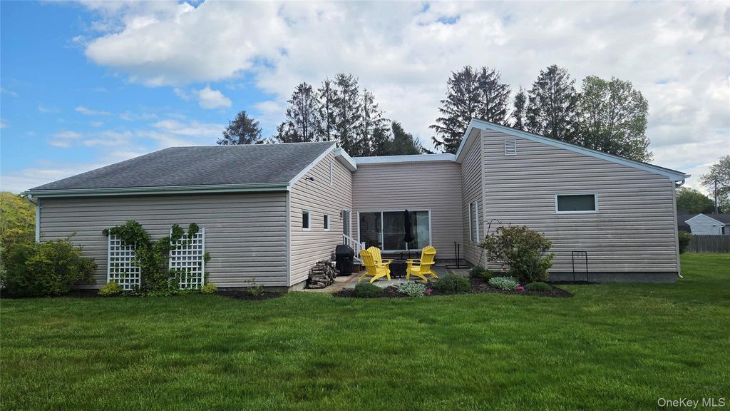 Photo of 930 Cedar Lane, East Marion, NY 11939 (MLS # 1000646)