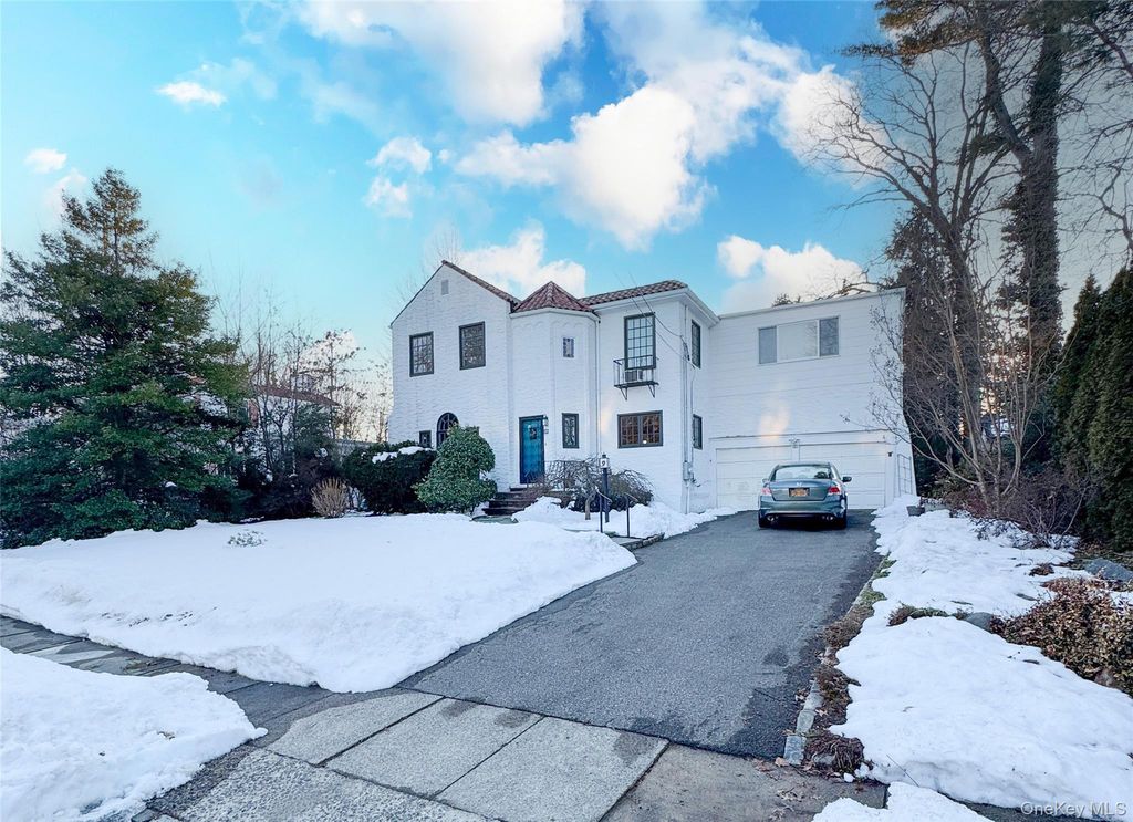 Photo of 9 Ramsey Road, Great Neck, NY 11023 (MLS # 966091)