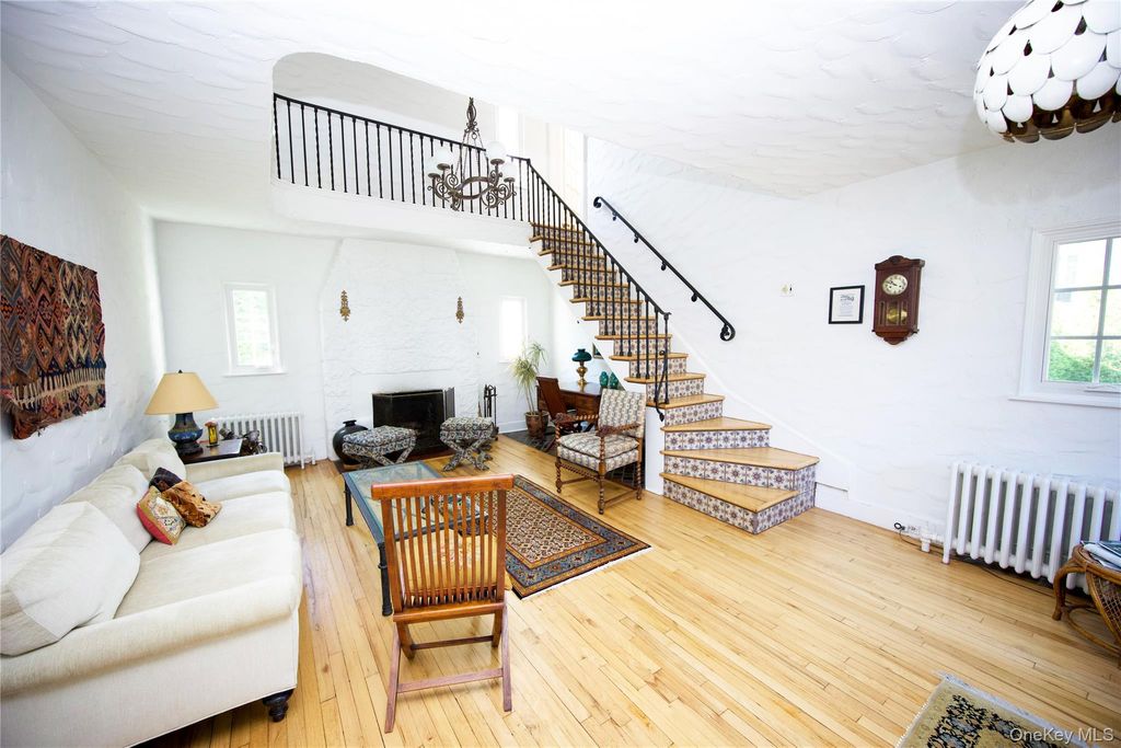 Photo of 9 Ramsey Road, Great Neck, NY 11023 (MLS # 966091)