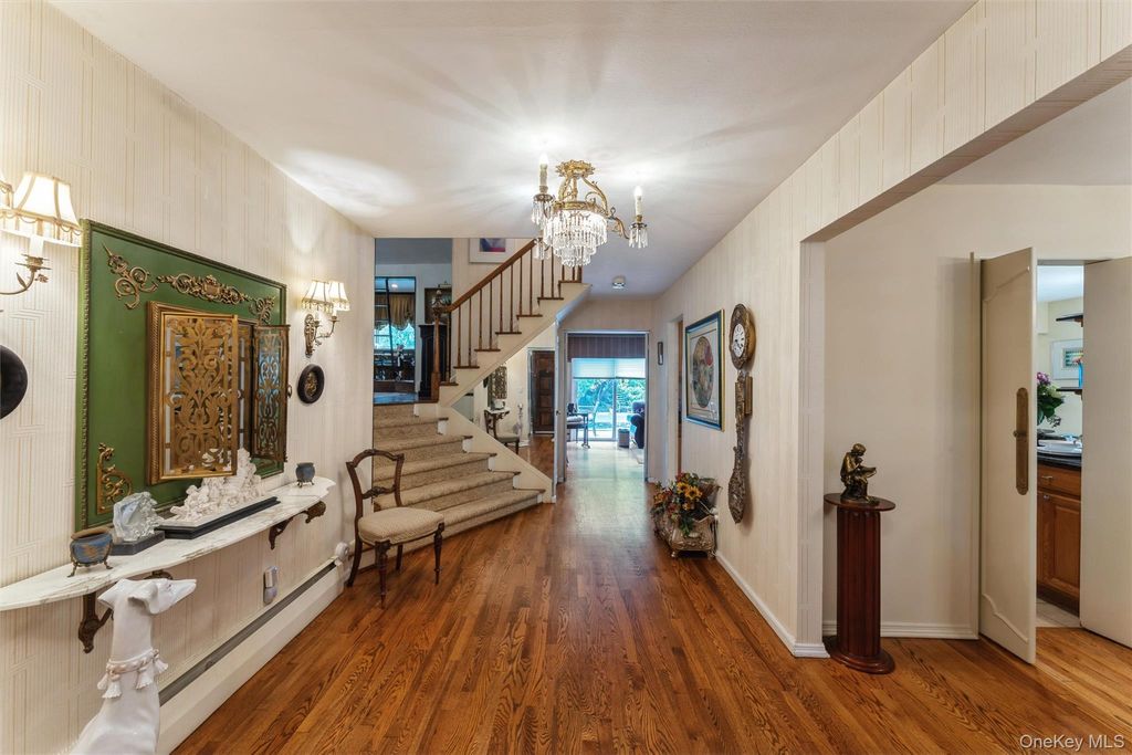 Photo of 84 Nottingham Road, Manhasset Hills, NY 11040 (MLS # 995721)