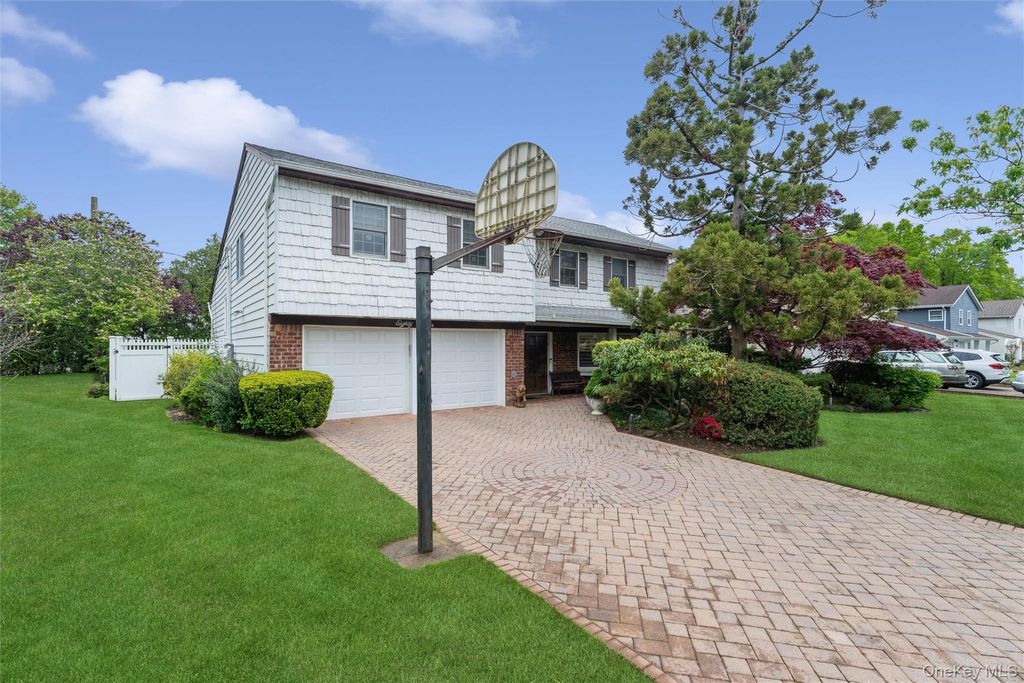 Photo of 84 Nottingham Road, Manhasset Hills, NY 11040 (MLS # 995721)