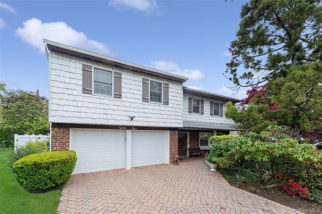 Photo of 84 Nottingham Road, Manhasset Hills, NY 11040 (MLS # 995721)