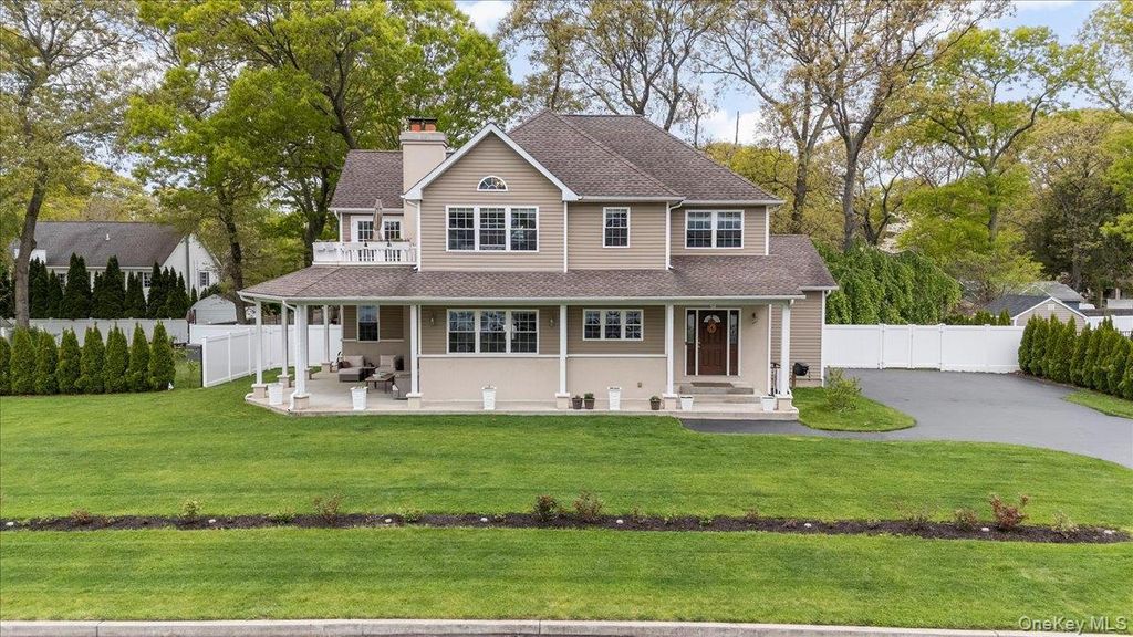 Photo of 8 Manhattan Avenue, Centereach, NY 11720 (MLS # 999962)