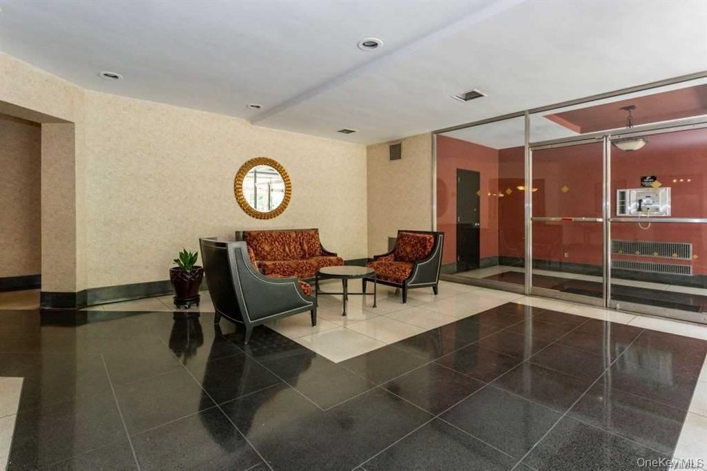 Photo of 75 S middle neck Rd #4H, Great Neck, NY 11021 (MLS # 939117)