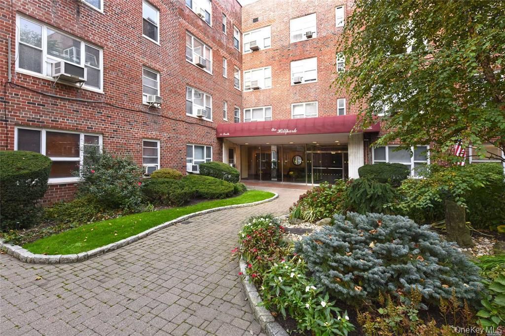 Photo of 75 S middle neck Rd #4H, Great Neck, NY 11021 (MLS # 939117)