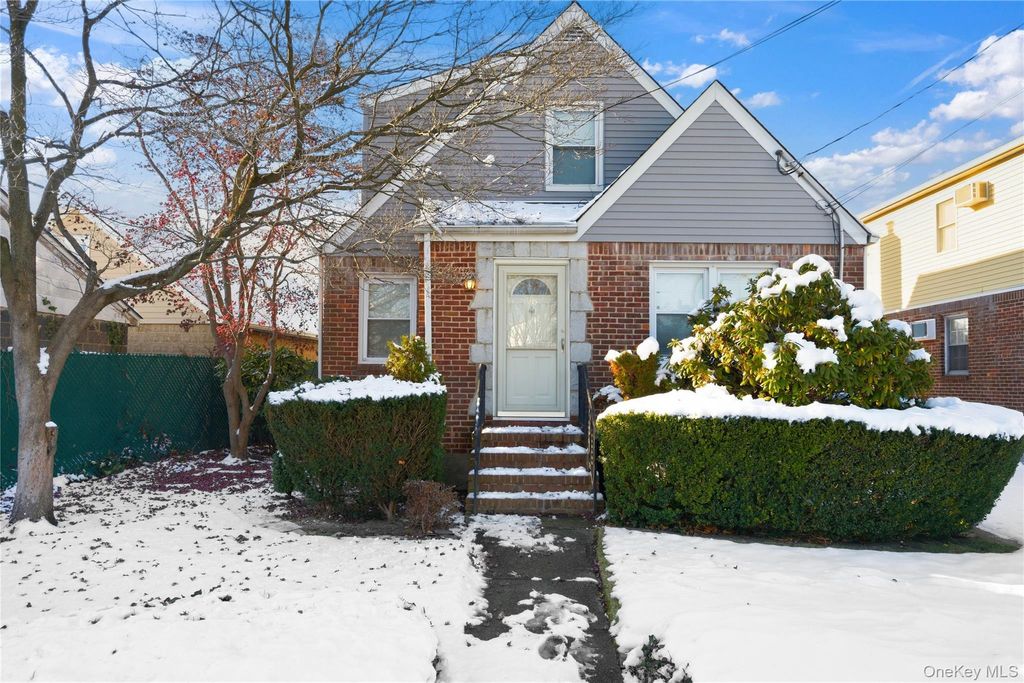 Photo of 76 Westend Avenue, Valley Stream, NY 11580 (MLS # 945220)