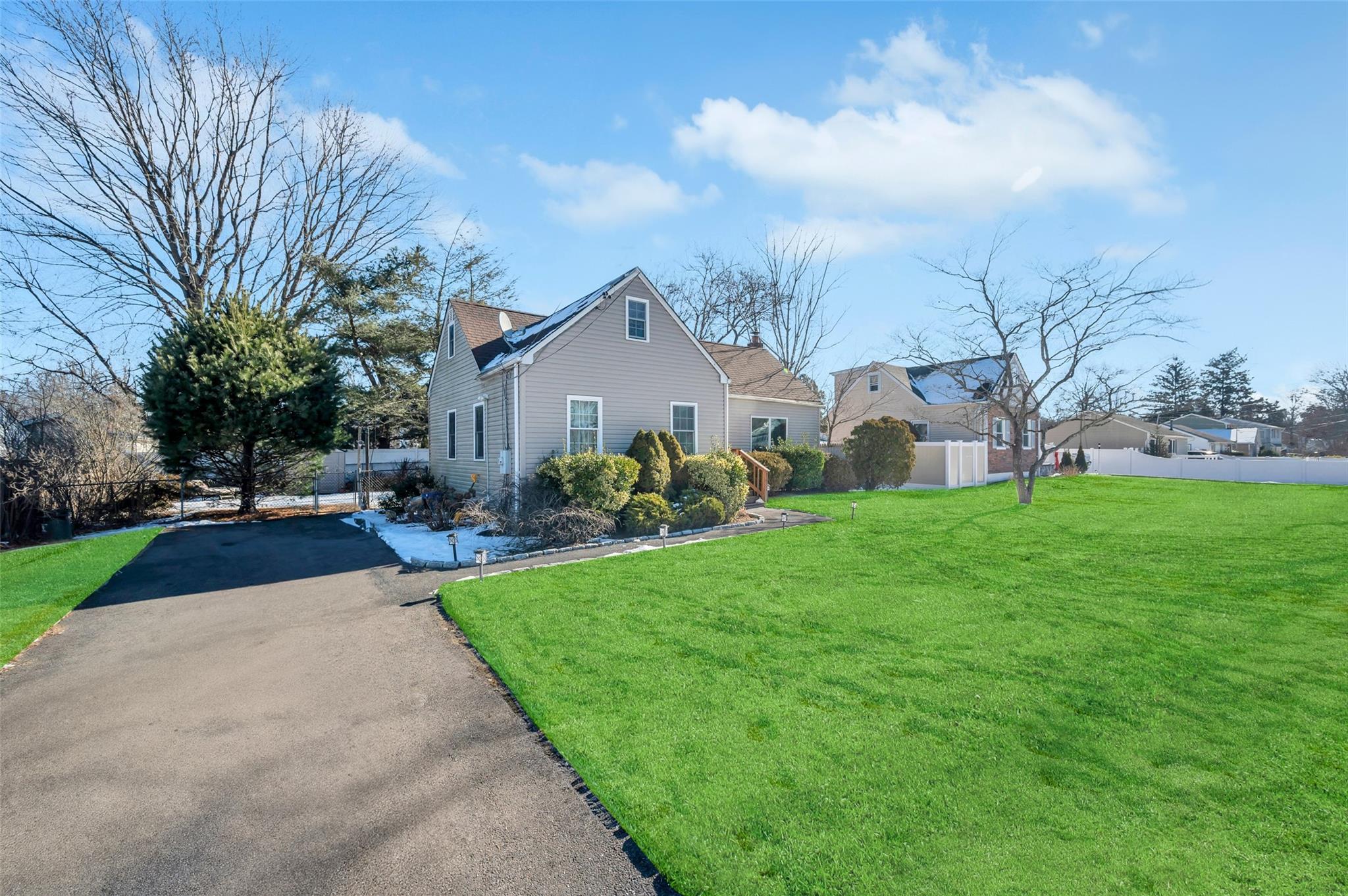 25 Minerva Lane Ln, Centereach, New York image 3