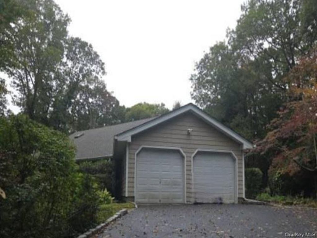 Photo of 27 Spinning Wheel Lane, Dix Hills, NY 11746 (MLS # 999347)