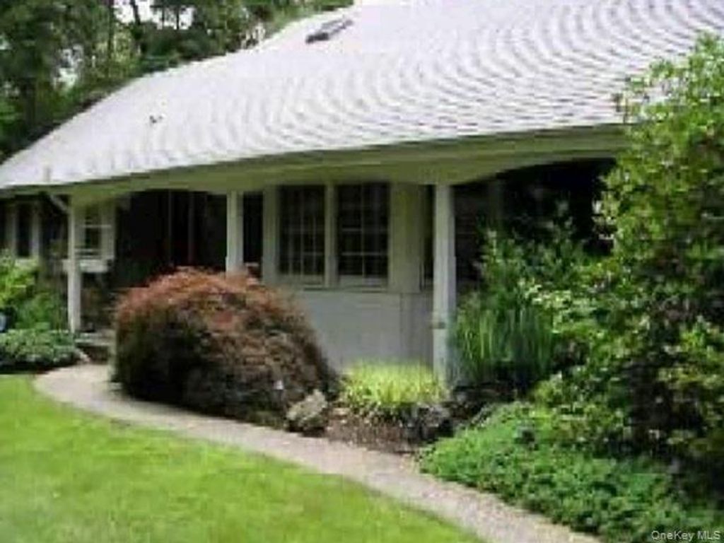 Photo of 27 Spinning Wheel Lane, Dix Hills, NY 11746 (MLS # 999347)