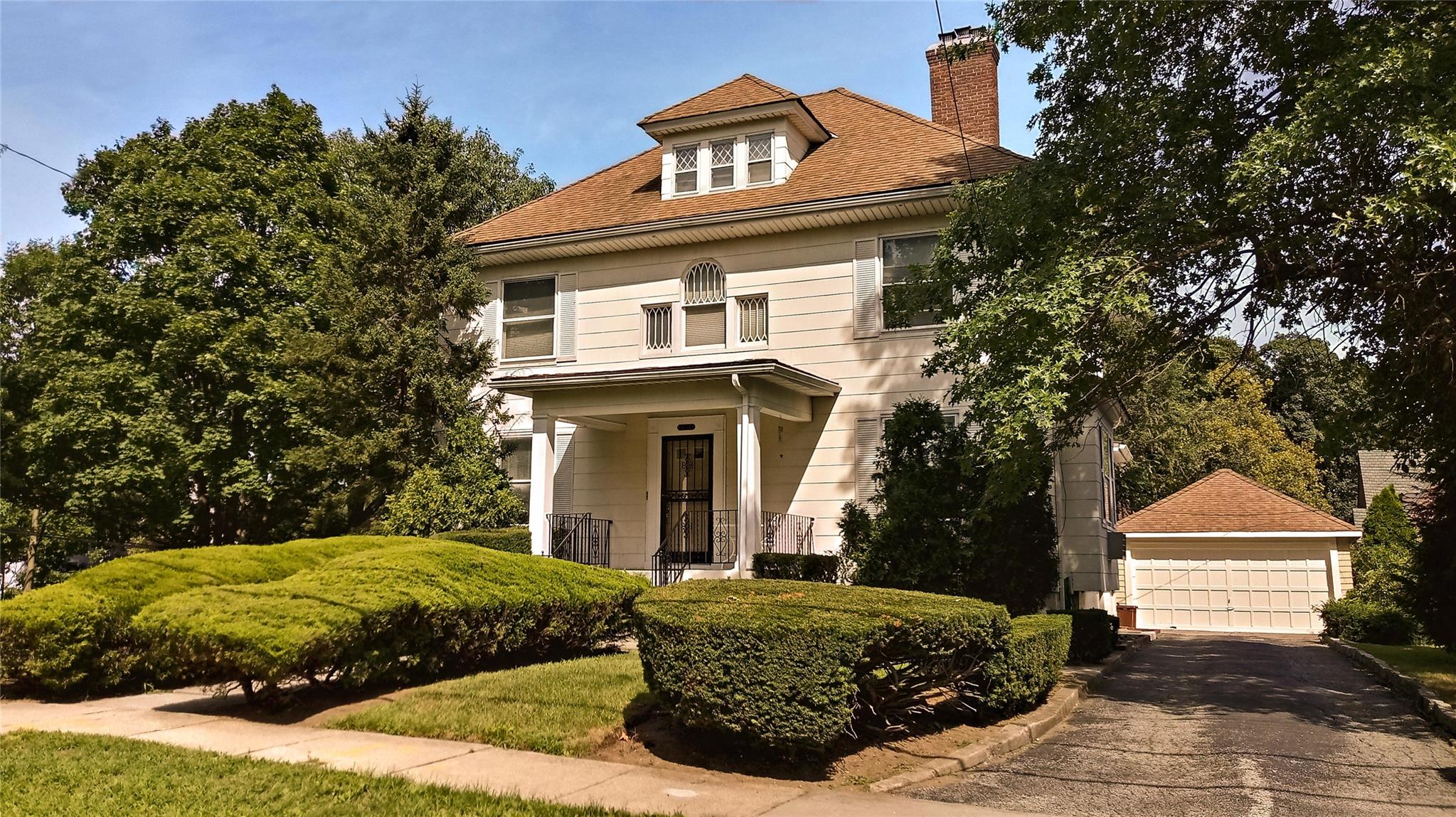 Rental Property at Hamilton Place 1st Floor, Douglaston, Queens, NY - Bedrooms: 2 
Bathrooms: 1 
Rooms: 5  - $3,685 MO.