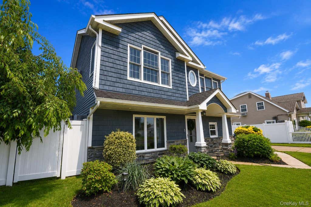 Photo of 26 Sycamore Lane, Levittown, NY 11756 (MLS # 996733)