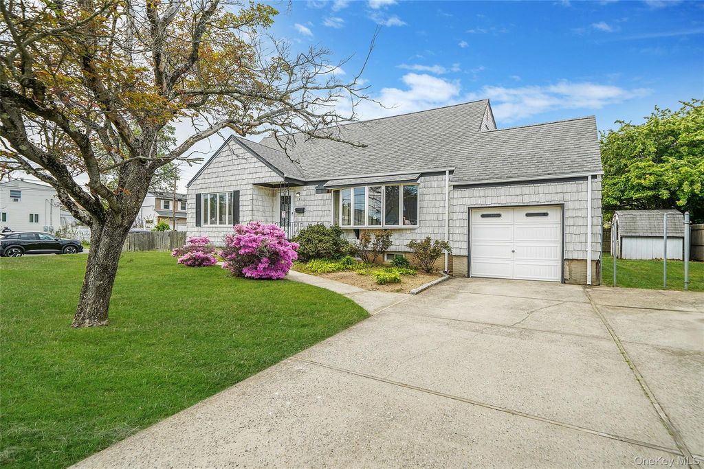 Photo of 75 Barnum Street, West Babylon, NY 11704 (MLS # 1000342)