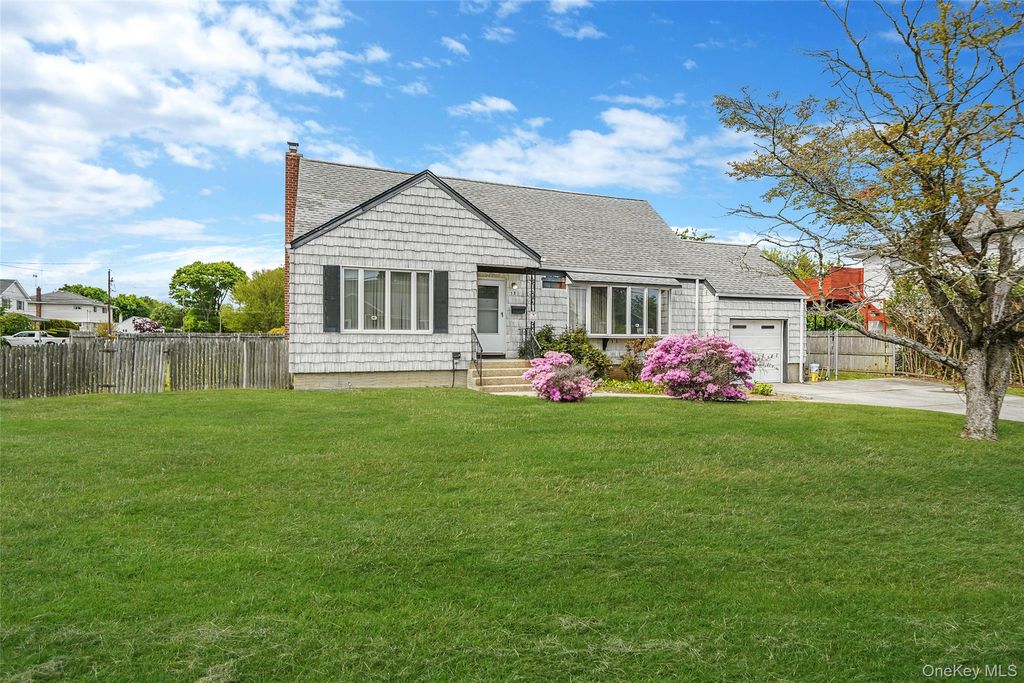Photo of 75 Barnum Street, West Babylon, NY 11704 (MLS # 1000342)