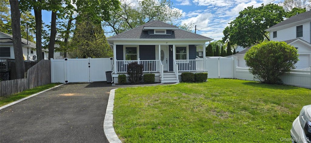 Photo of 87 Willet Avenue, Sayville, NY 11782 (MLS # 1000957)