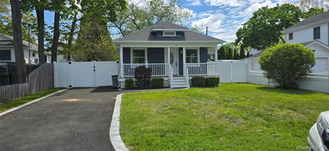 Photo of 87 Willett Avenue, Sayville, NY 11782 (MLS # 1000957)