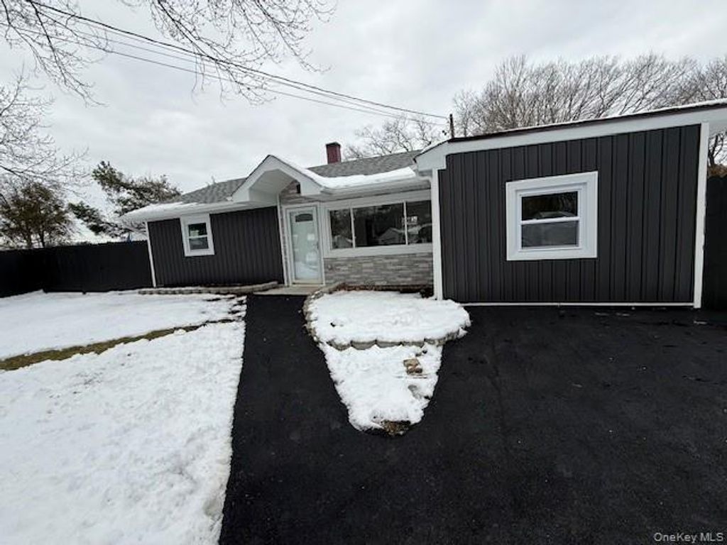 Photo of 1052 Bay Shore Avenue, Bay Shore, NY 11706 (MLS # 942949)