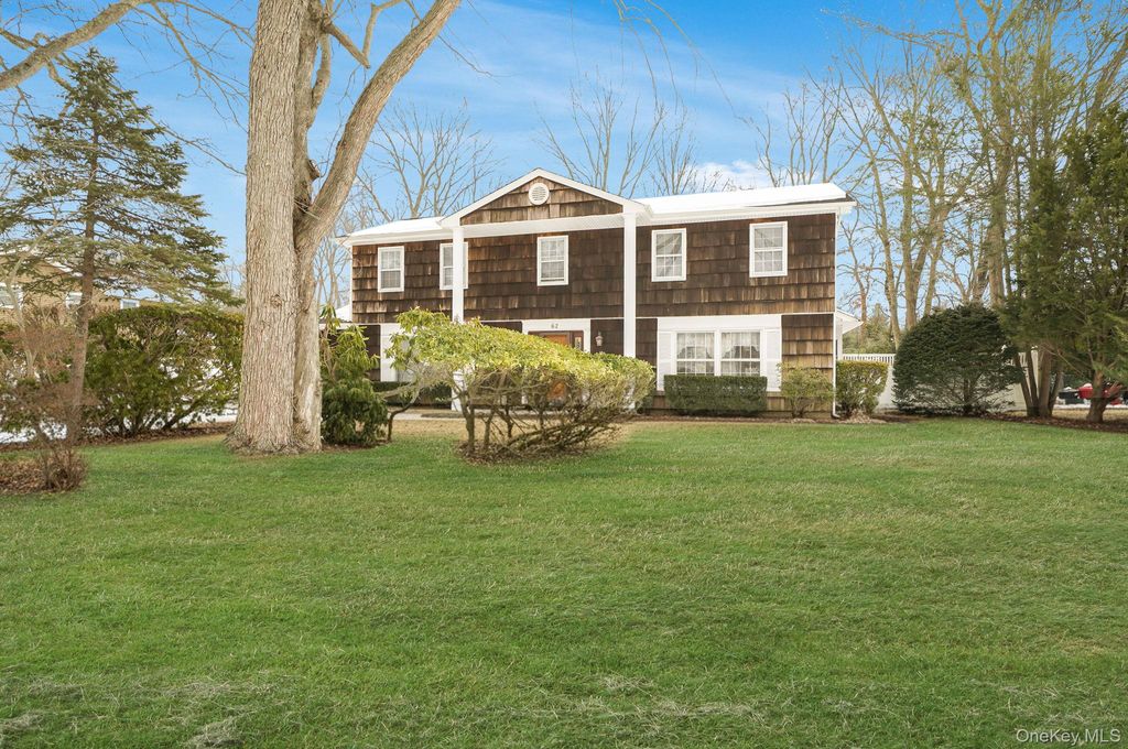 Photo of 62 Canterbury Drive, Hauppauge, NY 11788 (MLS # 952188)