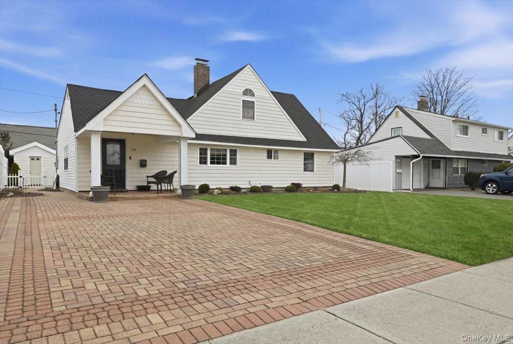 Photo of 25 Gleaner Lane, Levittown, NY 11756 (MLS # 970164)