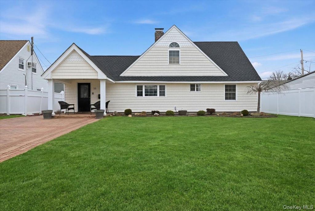 Photo of 25 Gleaner Lane, Levittown, NY 11756 (MLS # 970164)