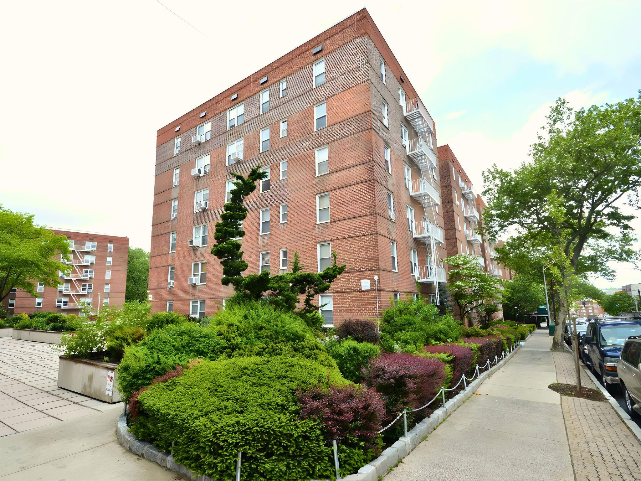 Property for Sale at Riverdale Avenue 2J, Yonkers, New York - Bedrooms: 2 
Bathrooms: 1 
Rooms: 5  - $189,000