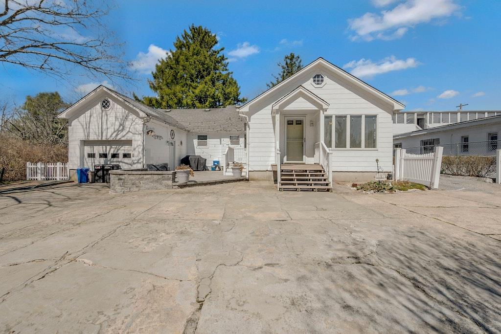1443 W Main Street, Riverhead, New York image 35