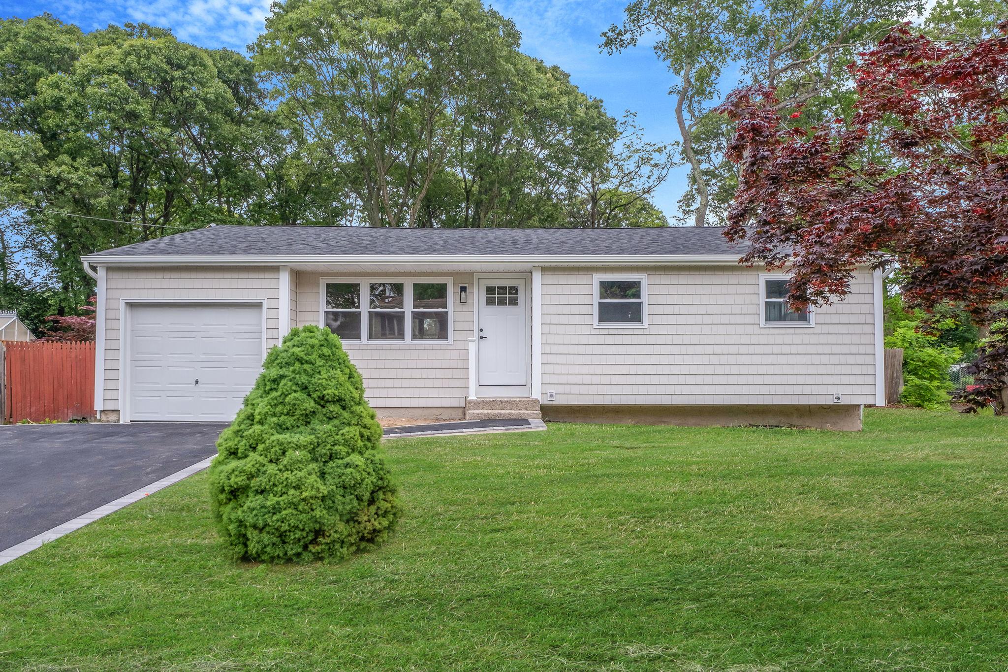 71 Selden Boulevard, Centereach, New York image 1