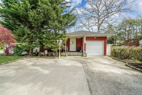 Photo of 2771 Pond Road, Ronkonkoma, NY 11779 (MLS # 990628)