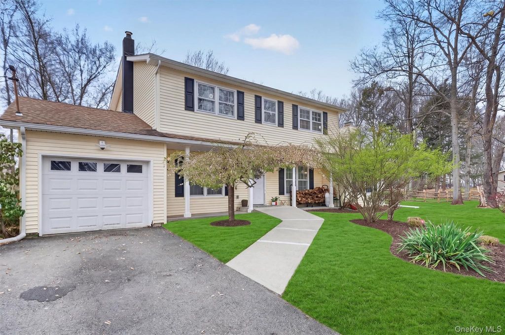 Photo of 16 Mockingbird Lane, Washingtonville, NY 10992 (MLS # 986935)