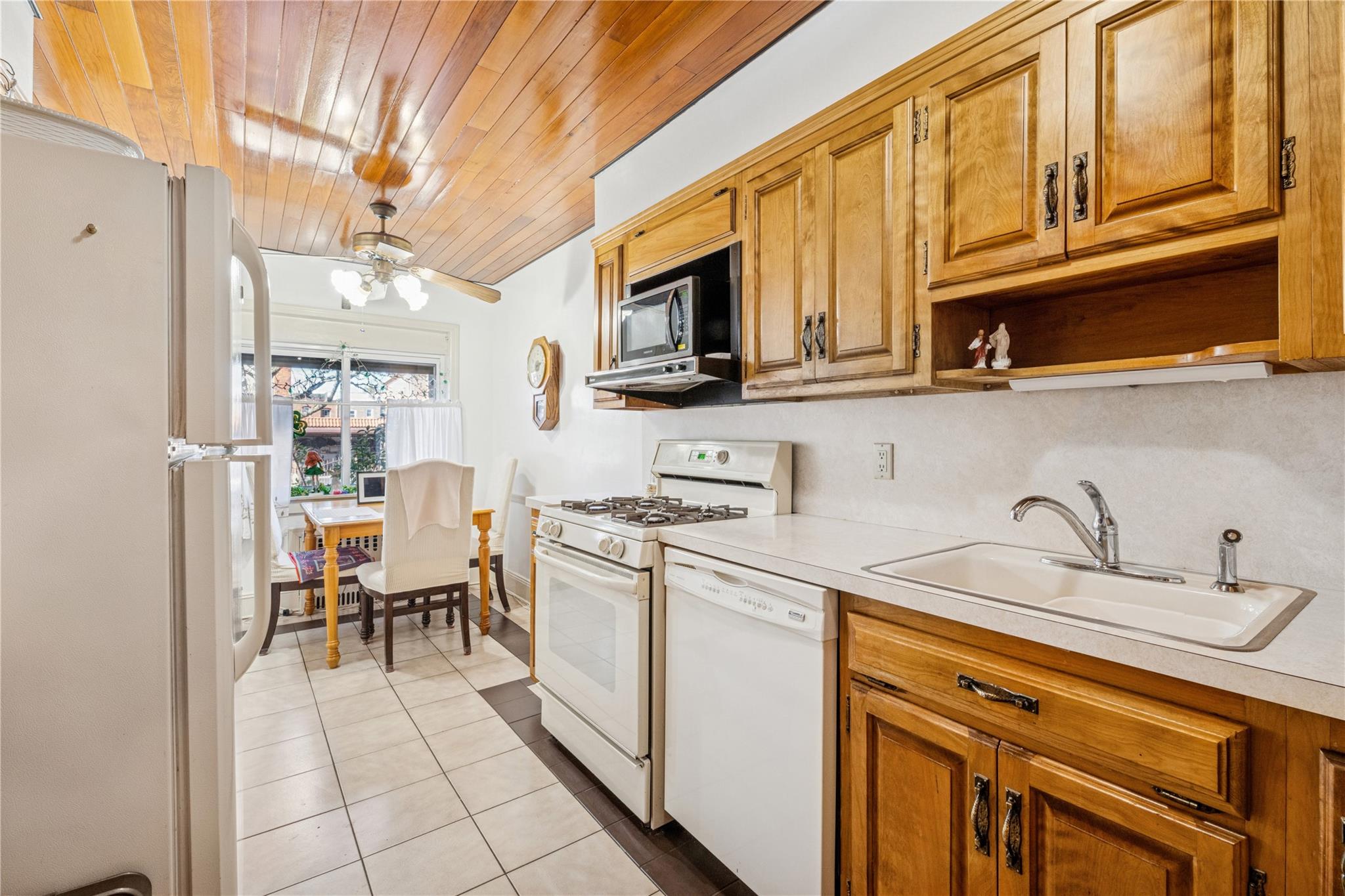 88-20 75th Ave Ave, Glendale, New York image 7