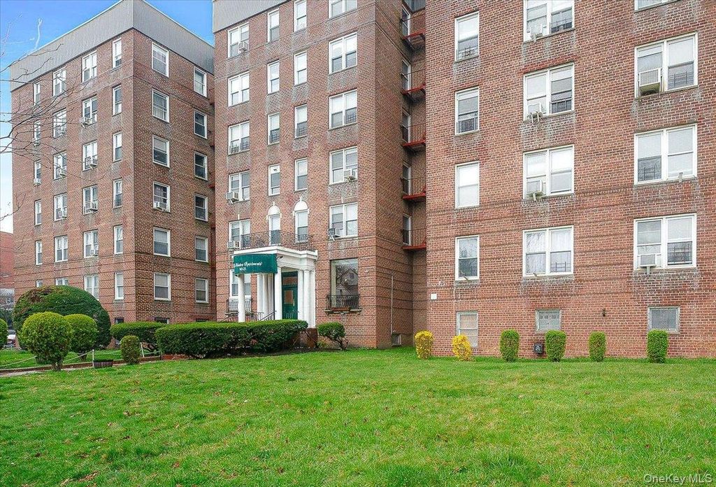 Photo of 143-25 84th Drive #4J, Briarwood, NY 11435 (MLS # 1009098)