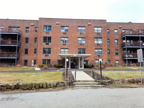 Photo of 5 Oakdale Manor #B11, Suffern, NY 10901 (MLS # 851326)
