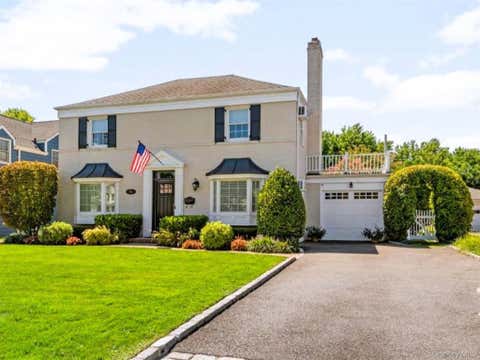 Photo of 96 Huntington Road, Garden City, NY 11530 (MLS # 1024155)