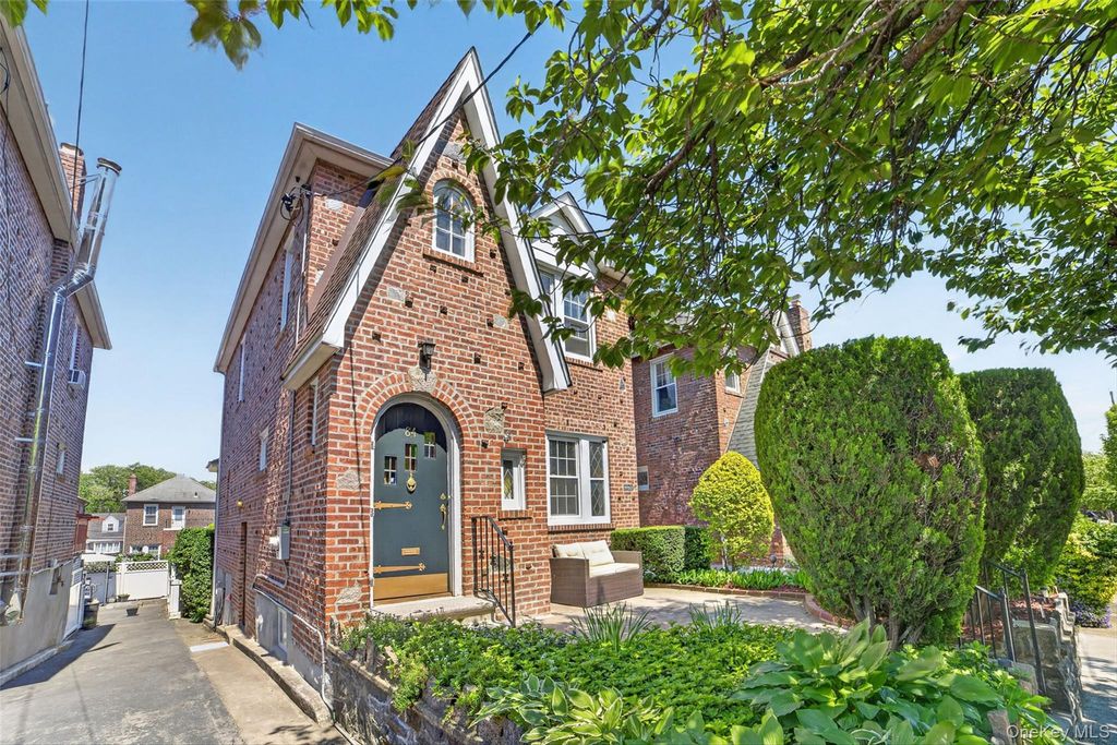 Photo of 84 Halstead Avenue, Yonkers, NY 10704 (MLS # 999776)