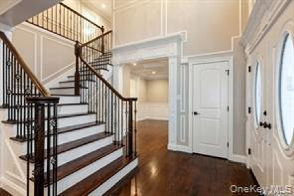 Photo of 11 Evelyn Court, Syosset, NY 11791 (MLS # 949455)