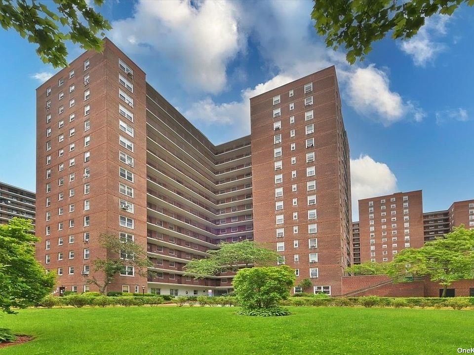 62 Drive 12J, Rego Park, Queens, NY - 3 Bedrooms  
2 Bathrooms  
5 Rooms - 