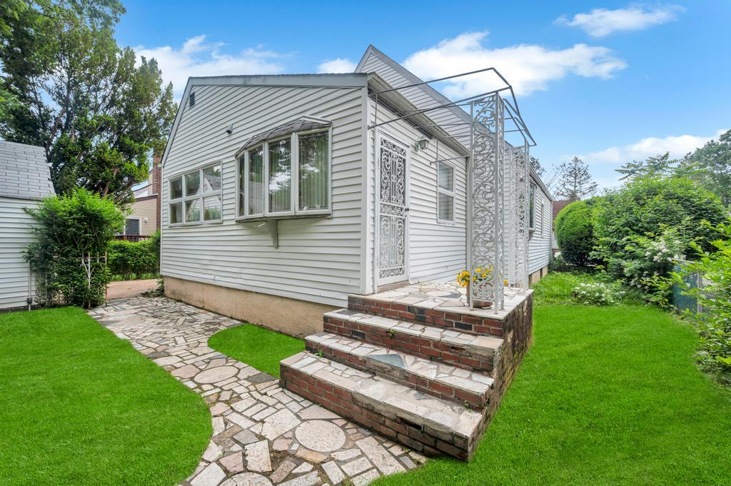 23 Dale Avenue, Hempstead, New York image 6