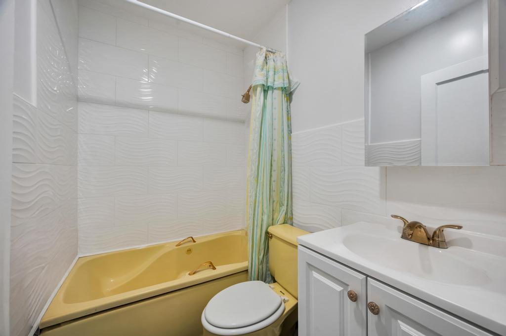 23 Dale Avenue, Hempstead, New York image 16
