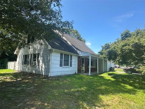 Homes For Sale - 2 Hamilton Court<br/> Coram, NY 11727